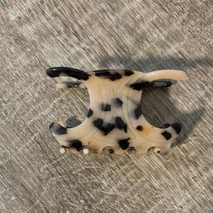 NWOT Light Tortoise Shell Butterfly Claw Clip